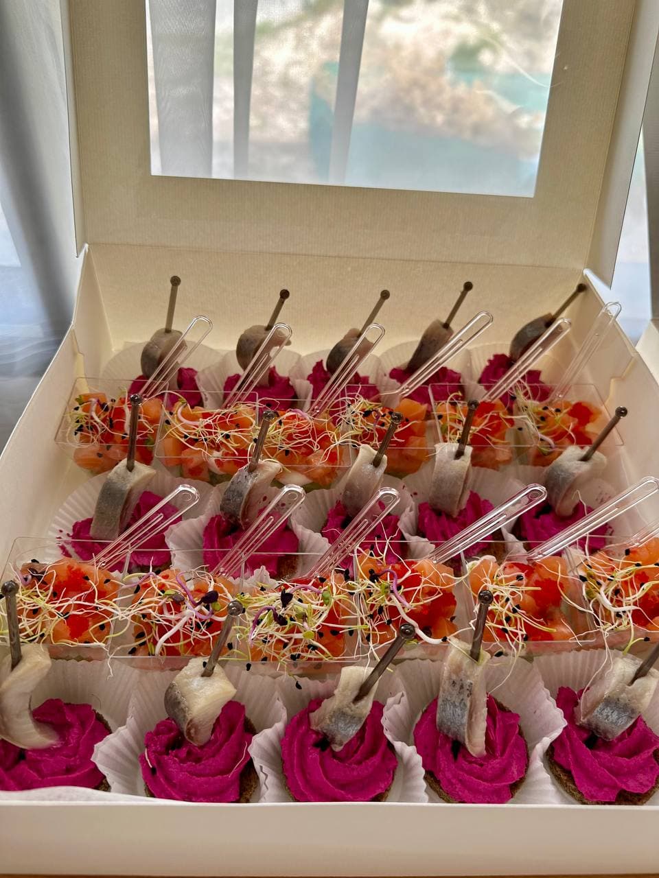 Box High Spirits (foto 2) — Gourmet tapas catering delivery in Alicante | Reina de Tapas