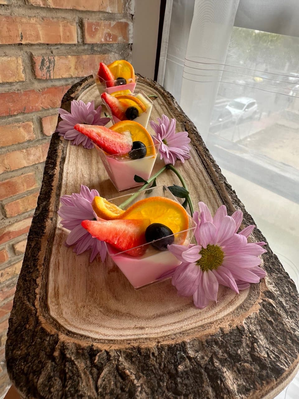 The Berry Cloud box (foto 2) — Gourmet tapas catering delivery in Alicante | Reina de Tapas