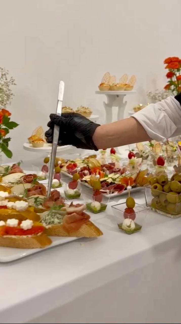 Business & Beauty Box (four boxes, 70 snacks) (foto 2) — Gourmet tapas catering delivery in Alicante | Reina de Tapas