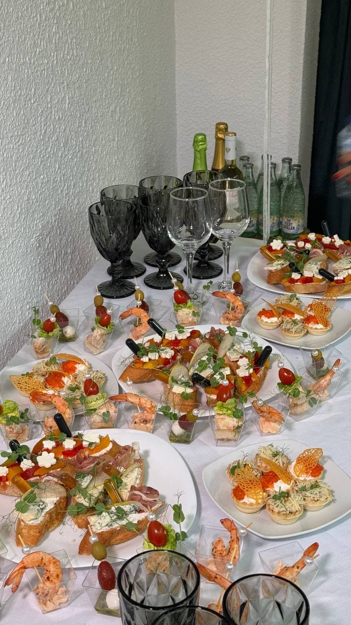 Business & Beauty Box (four boxes, 70 snacks) (foto 3) — Gourmet tapas catering delivery in Alicante | Reina de Tapas